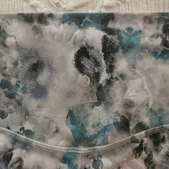 Lululemon Align 6in Biker Shorts in Kaleidofloral Multi Size 4 - Picture 5 of 7